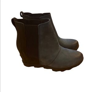 Sorel Joan of Arctic Wedge II Chelsea in navy/black women’s size 9